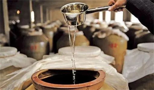 白酒变黄揭秘：是佳酿还是变质？
