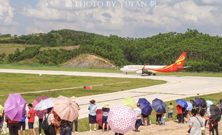 中国第一网红机场，每天数千人自发接送机，风雨无阻成靓丽风景线