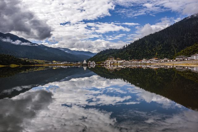 鲁朗贡措湖景区