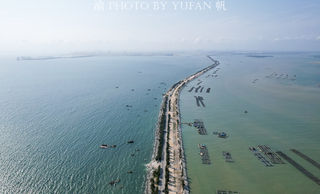 广西钦州自驾途中发现一条海上公路，两边色彩不同，或成网红景点