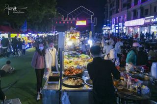 这个夜市每天都经营到凌晨一两点，人潮涌动的场面让人吃惊