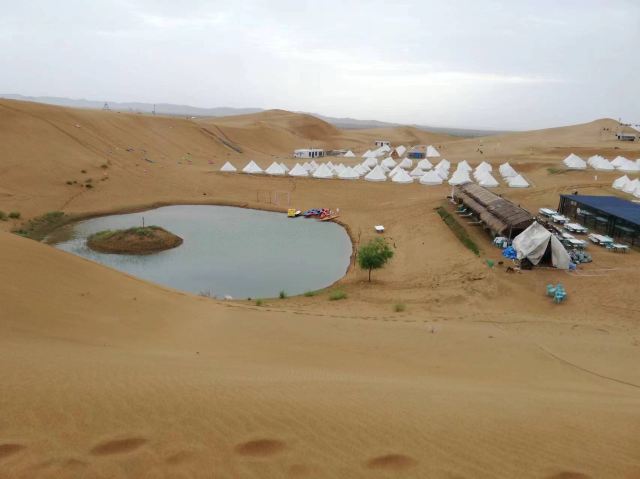 中卫腾格里沙漠乌兰湖露营地