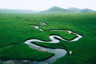 小河跳秧歌，扭出妖娆步伐：航拍狼渡湿地，大地脉络一目了然
